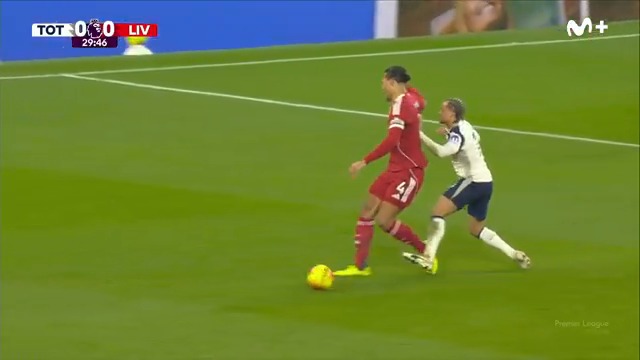 #Tottenham #Liverpool 🤯 La ida de olla de Xavi Simons con Van Dijk para dejar a su equipo con 10 en el minuto 31 de partido. 👮🏻♂️ Pitan falta y 🟨 = ❌️ 📺 El Var interviene para hacer justicia y que sea expulsado = ✅️