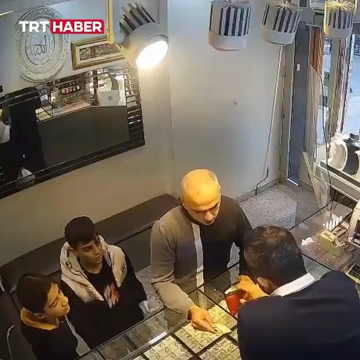 İstanbul Bağcılar'da yolda altın dolu çanta bulan iki çocuk, çevredeki esnaftan yardım istedi. Çantadaki kartvizitten altınların alındığı kuyumcuyu bulan esnaf ve çocuklar, yaklaşık 1,3 milyon lira değerindeki altını sahibine teslim etti.