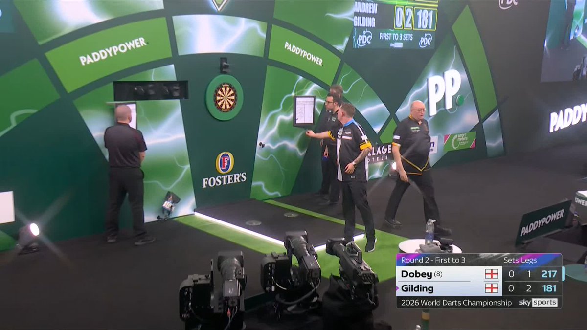 124 FROM DOBEY! A huge moment in the opening set as Chris Dobey breaks back with a 124 on the bull! 📺 #WCDarts | R2