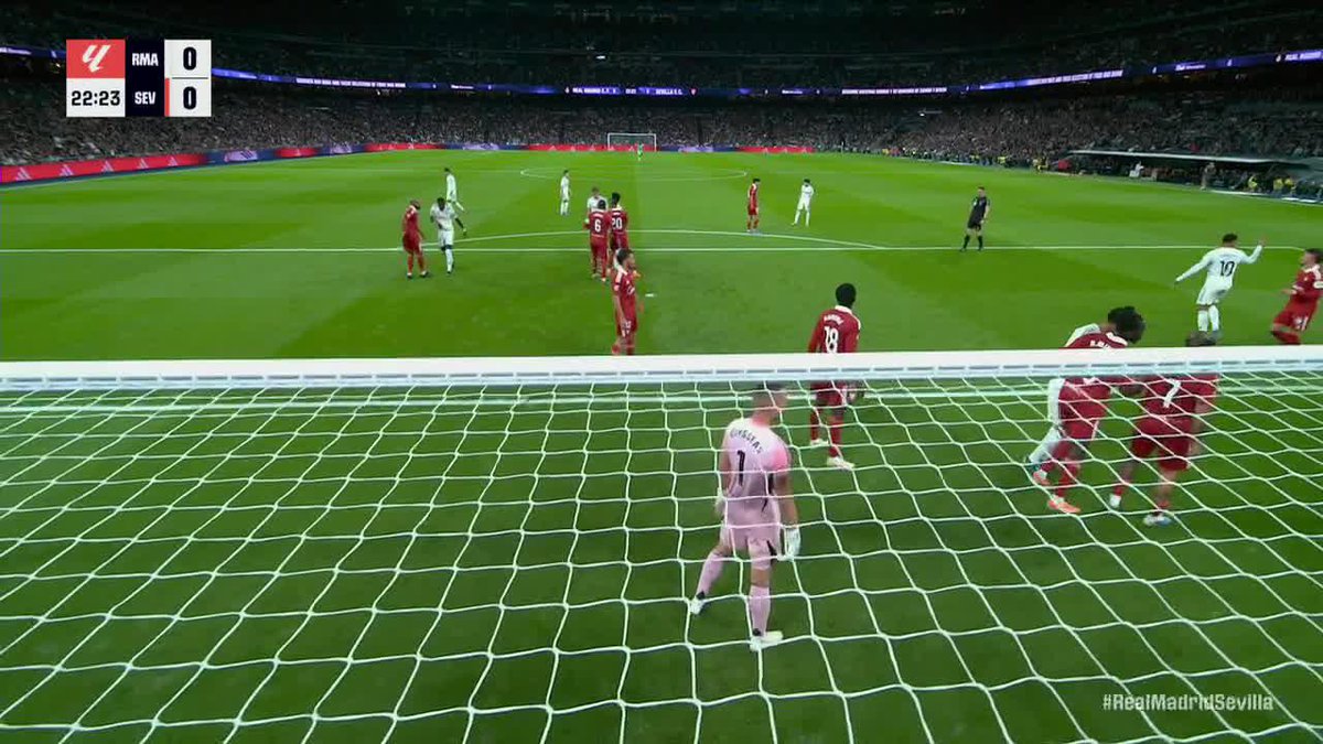 Rodrygo with the assist to Jude Bellingham from a free kick 🤝
