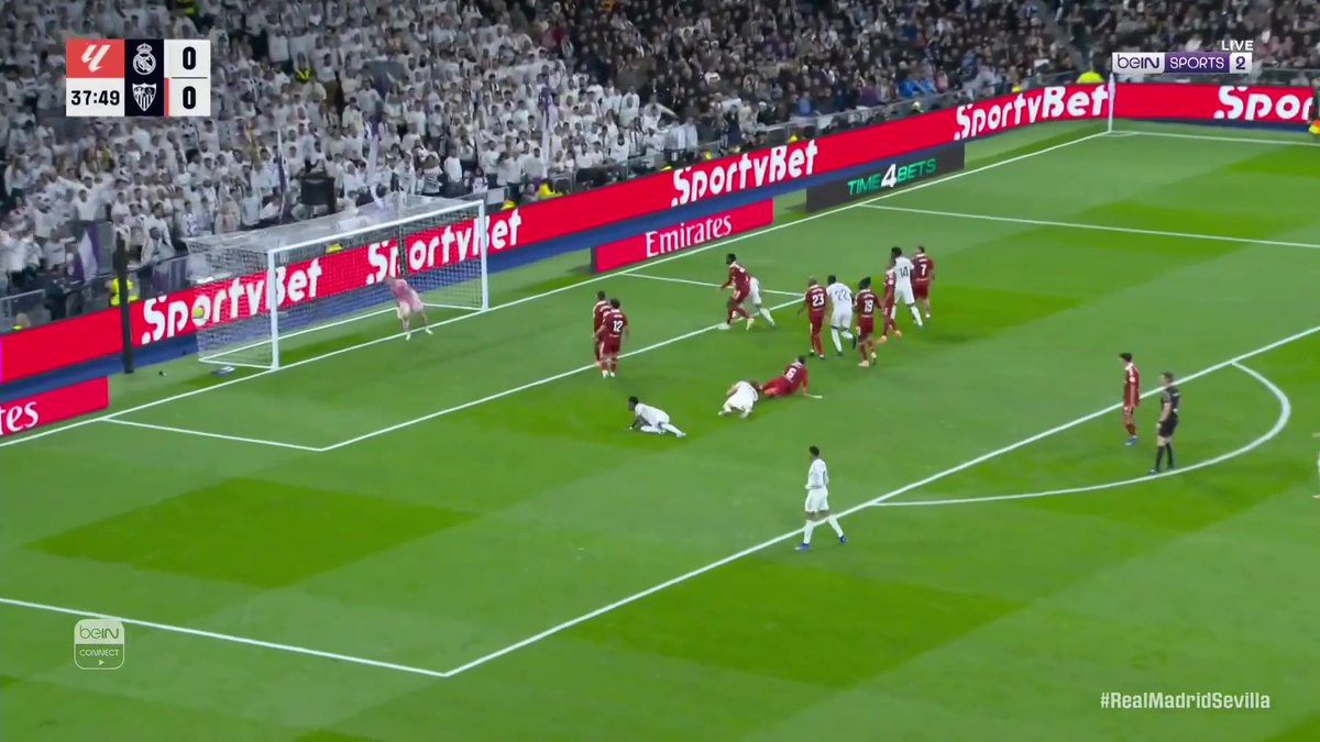 جود بيلينغهام يفتتح التسجيل لريال مدريد برأسية في شباك إشبيلية! ⚽🔥 #الدوري_الإسباني #ريال_مدريد #إشبيلية