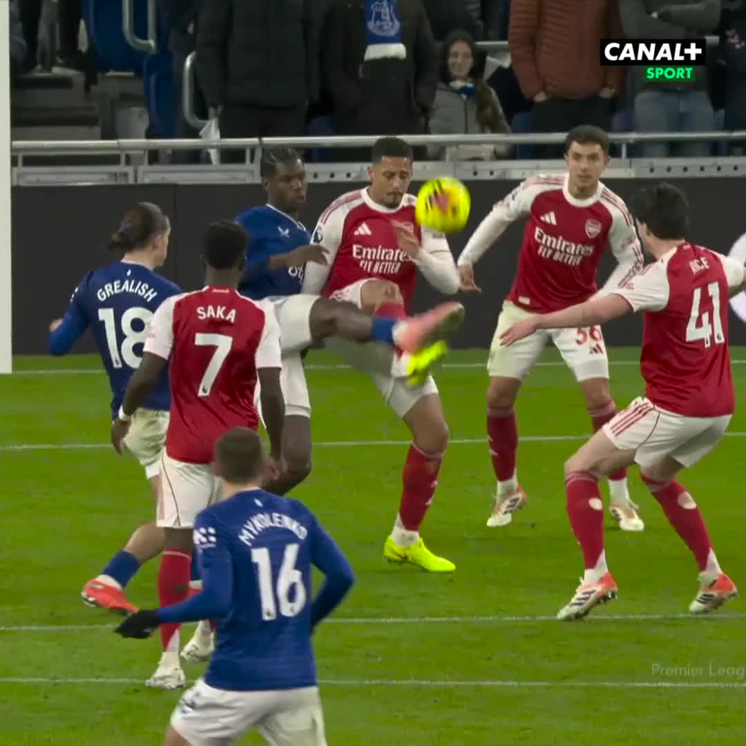Co tato situace? Měl podle vás Everton zahrávat penaltu po zásahu Saliby? 🤔 #EVEARS - 0:1