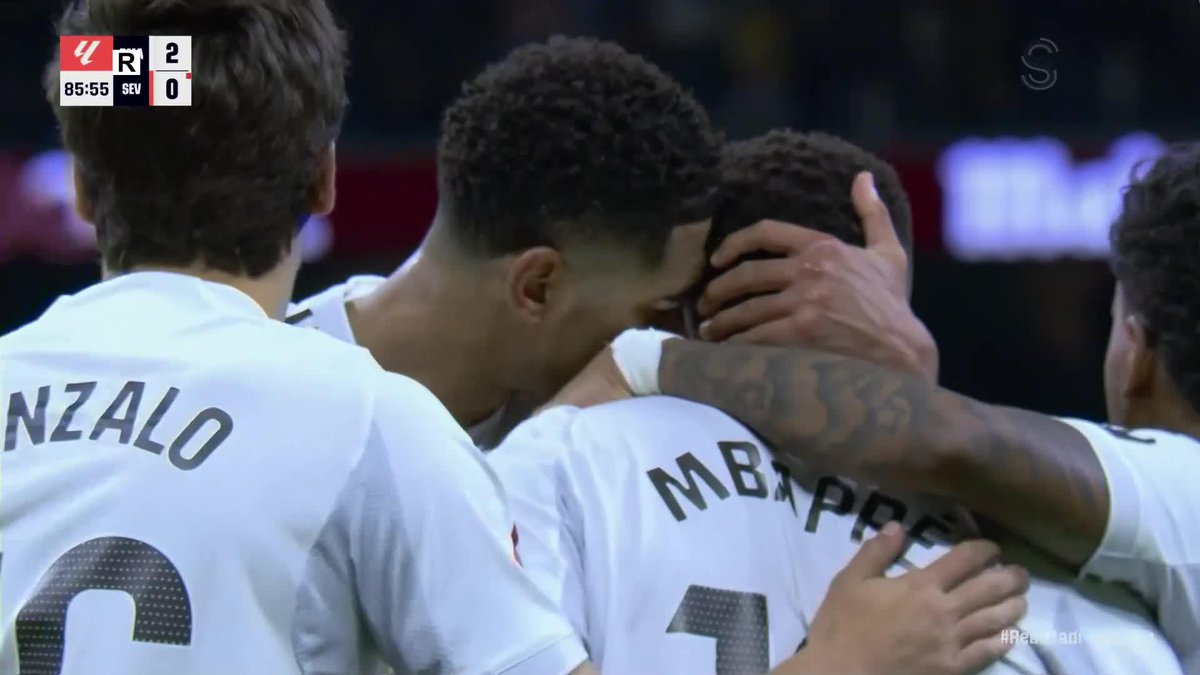 İdolü Cristiano Ronaldo'nun "Real Madrid formasıyla 1 yılda en çok gol atan futbolcu" rekorunu egale eden Mbappe, idolünün gol sevincini yaptı. — Bu yıl 59 gol attı.