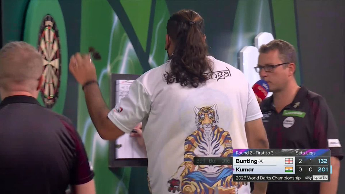 BUNTING PINS THE 132!! Another stunning finish from Stephen Bunting as he finds the bullseye for a 132! 📺 #WCDarts | R2