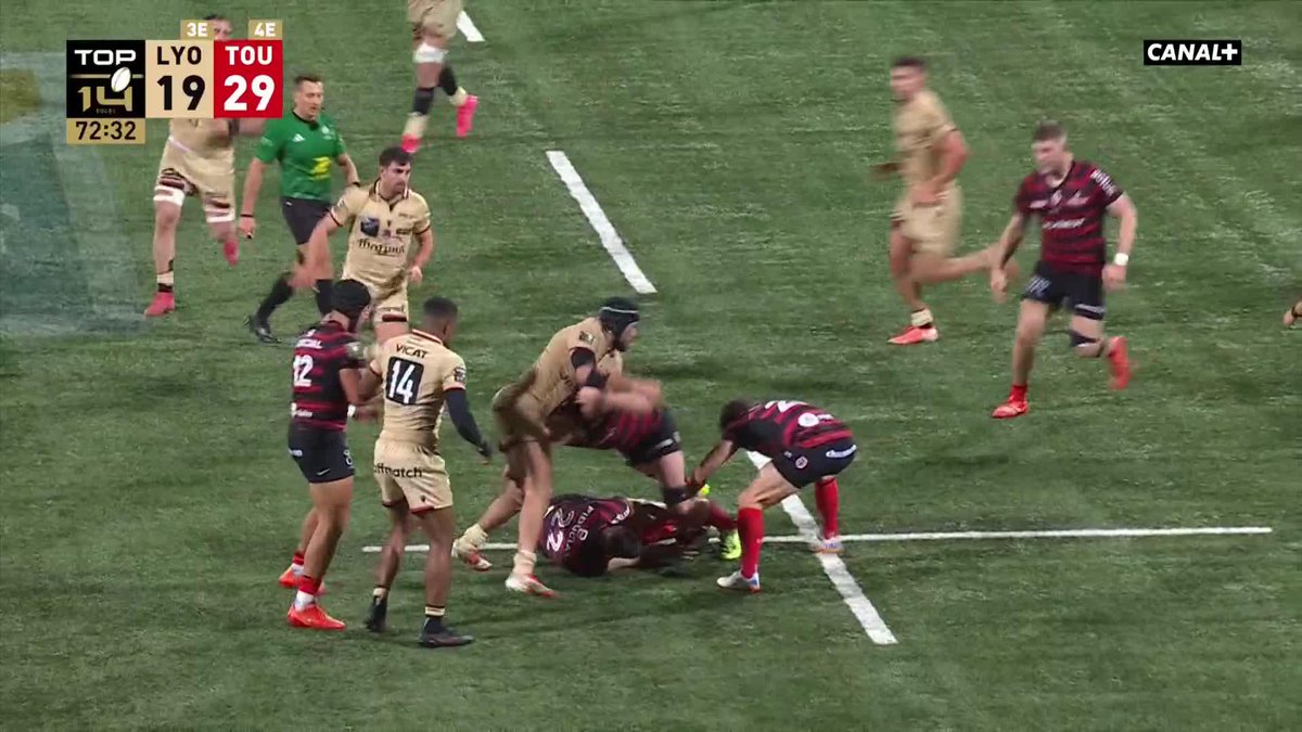 Il faut être un sacré joueur de rugby pour analyser aussi rapidement une situation et distiller un tel coup de pied. Essai.