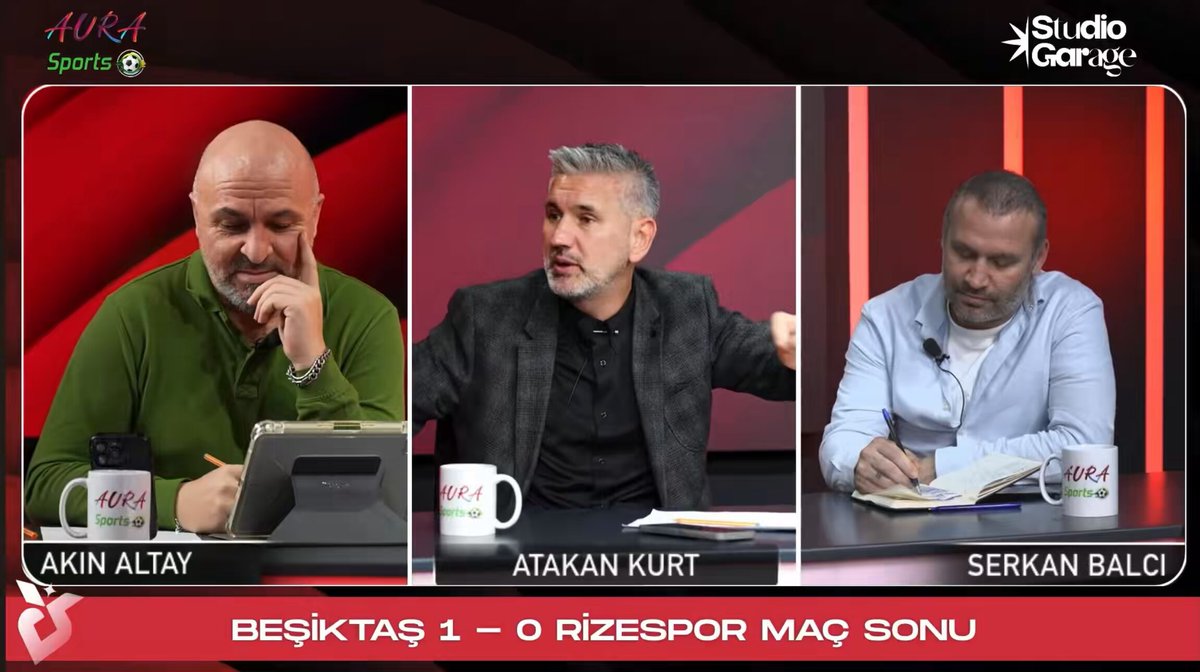 🗣️Atakan Kurt: Ah aldığın zaman Allah sana nasip etmiyor. 🗣️Akın Altay: Fenerbahçe ah almadan dolayı şampiyon olamıyor. Fenerbahçe 2011’de Trabzonspor’un şampiyonluğunu çaldı. Ondan sonra Fenerbahçe’nin… 🗣️Atakan Kurt: Ona bakarsan Galatasaray’ın 100 sene şampiyon olamaması lazım. 🗣️Serkan Balcı: Allah’ın işi yok da Süper Lig’i mi izliyor.
