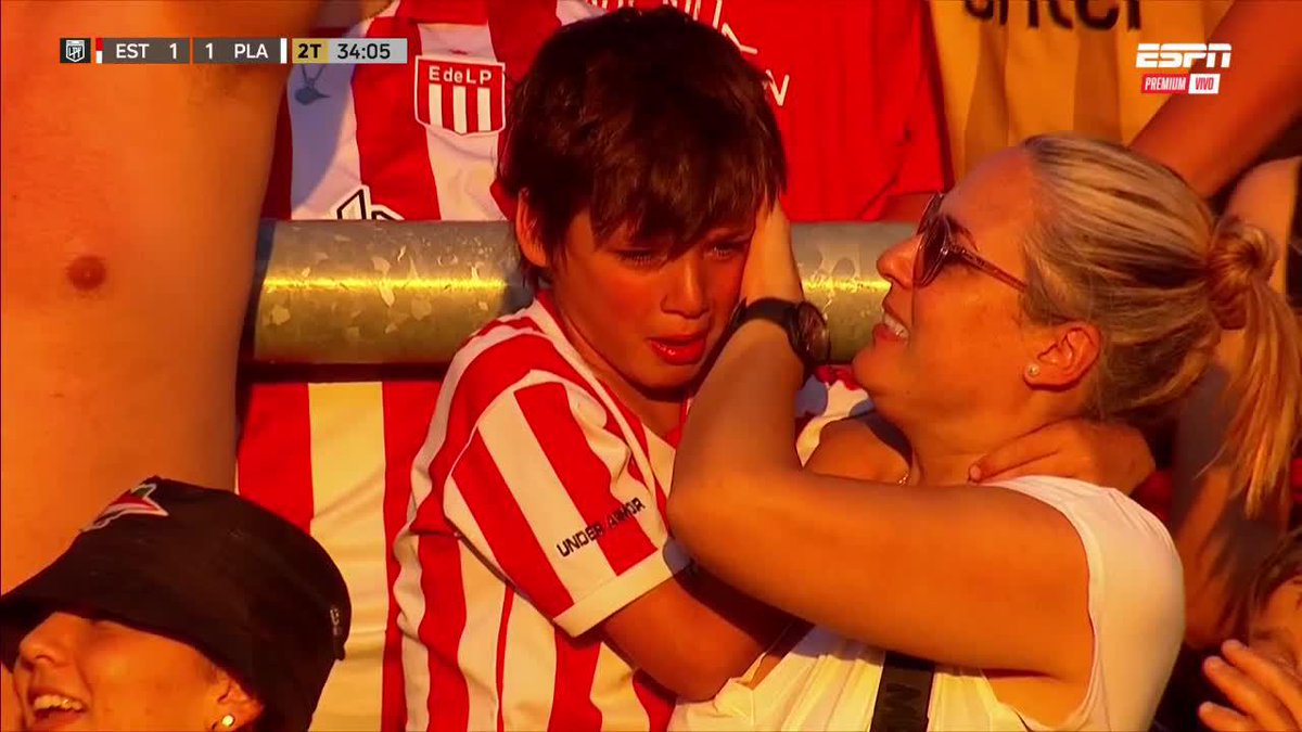 ¡¡TRANQUILO, PIBE, ESTUDIANTES TIENE MÍSTICA!! Hay LÁGRIMAS de emoción en la tribuna de Estudiantes, luego del 1-1 ante Platense en el Trofeo de Campeones. 📺 ESPN Premium | Suscribite al Pack Fútbol en
