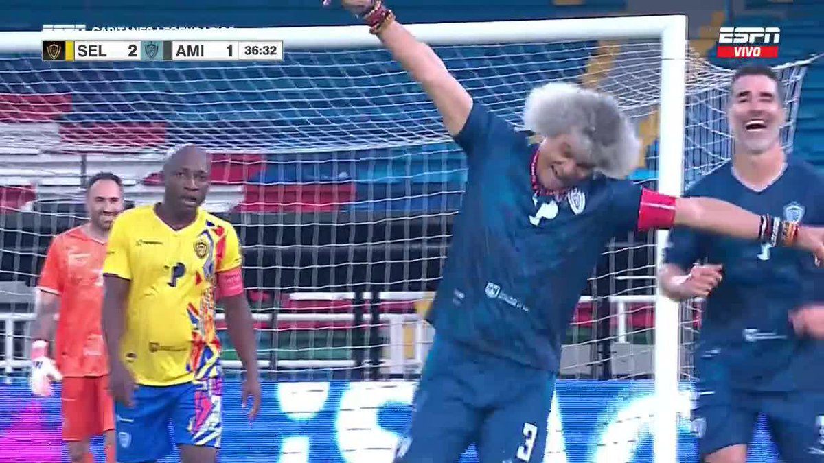 ¡GOLAZO DEL PIBE VALDERRAMA! Y DE ZURDA... El partido está igualado ▶️ Mira "Capitanes Legendarios" en el Plan Premium de #DisneyPlus