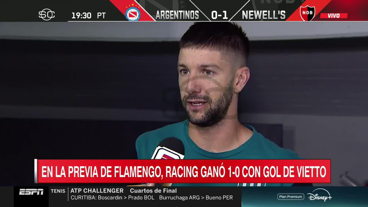 "Este último tiempo ESTUVE EN DEUDA con el club y con la gente por no haber podido estar adentro de la cancha. La gente de Racing me quiere y lo valoro mucho". Así declaraba Vietto después de su beso al escudo del campo de juego.