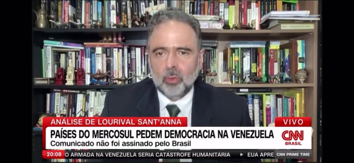 Brasil não assina declaração pela restauração da democracia na Venezuela, na cúpula do Mercosul. O governo brasileiro não reconheceu a eleição fraudulenta de Maduro no ano passado mas considera que este não é o momento de uma declaração como essa, com navios de guerra americanos na costa da Venezuela e Milei apoiando uma intervenção militar americana. Minha análise na CNN Brasil com Clarissa Oliveira