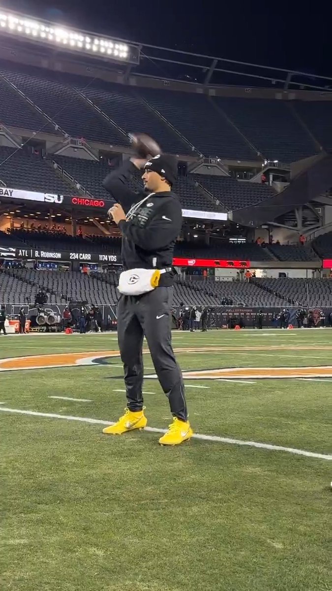 Jordan Love warming up and staying warm 🥶 GBvsCHI – 8:20pm ET on FOX/FOX One