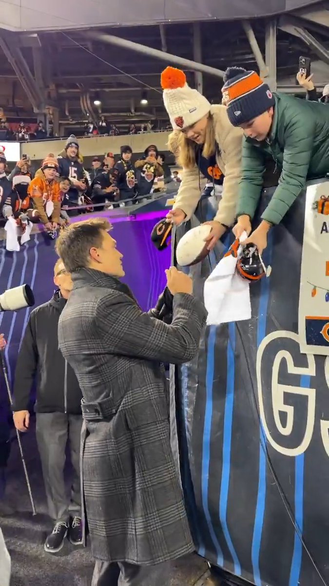 Autographs from the 🐐 Tom Brady GBvsCHI – 8:20pm ET on FOX/FOX One