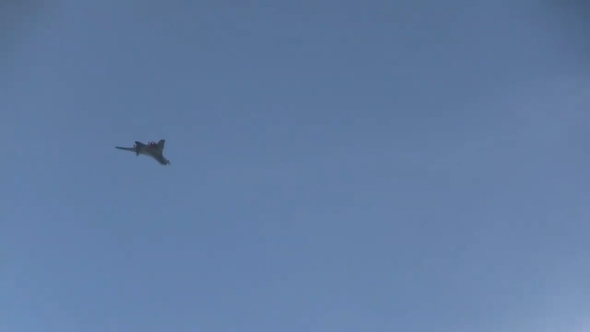 Have you ever seen a supersonic bomber perform an aileron roll? #bone #supersonic
