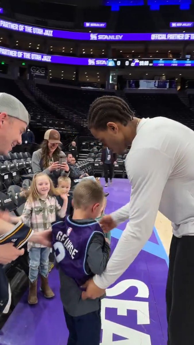 Christmas came early for a very special Keyonte fan 🎁🔑 #TakeNote