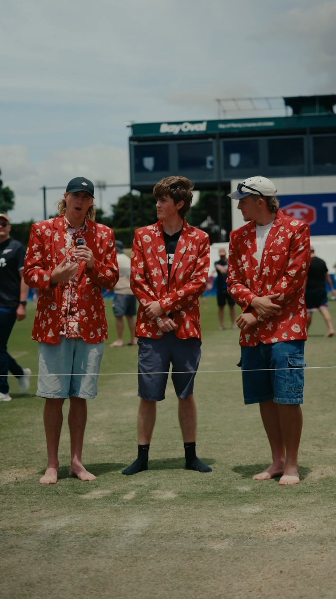 Fans doing pitch report during Lunch break between New Zealand and West Indies. ๐โค๏ธ