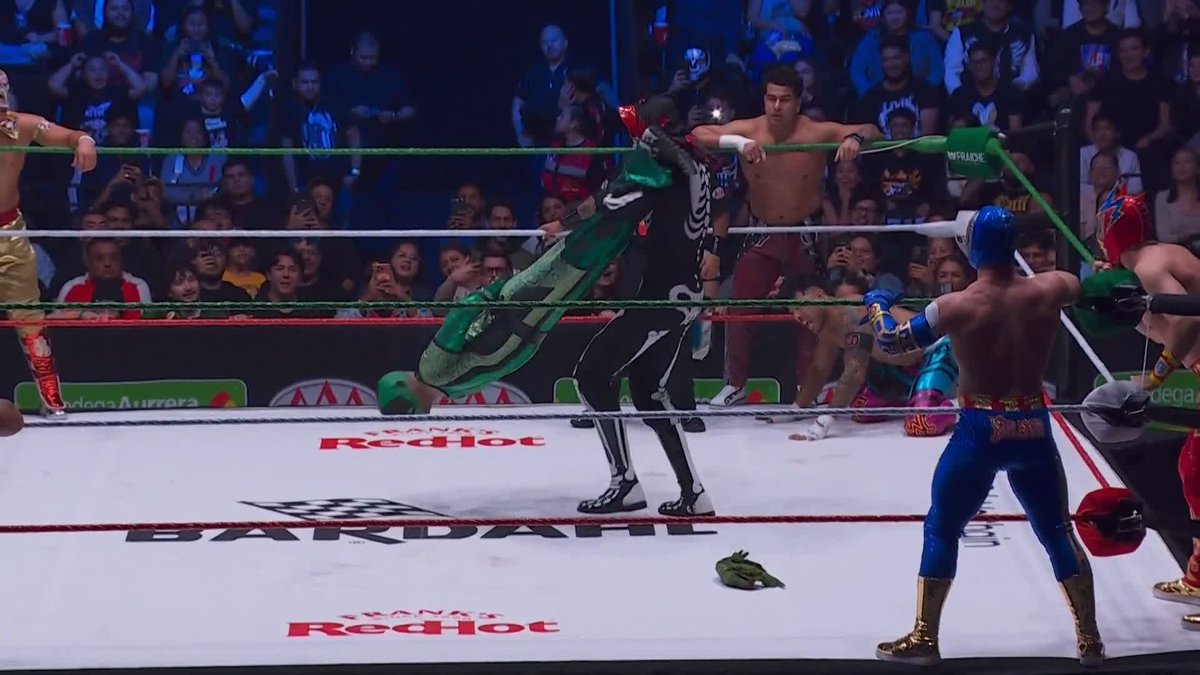 Only Mr. Iguana would pose in the middle of a HURRICANRANA 😂 Stream #GuerraDeTitanes here: