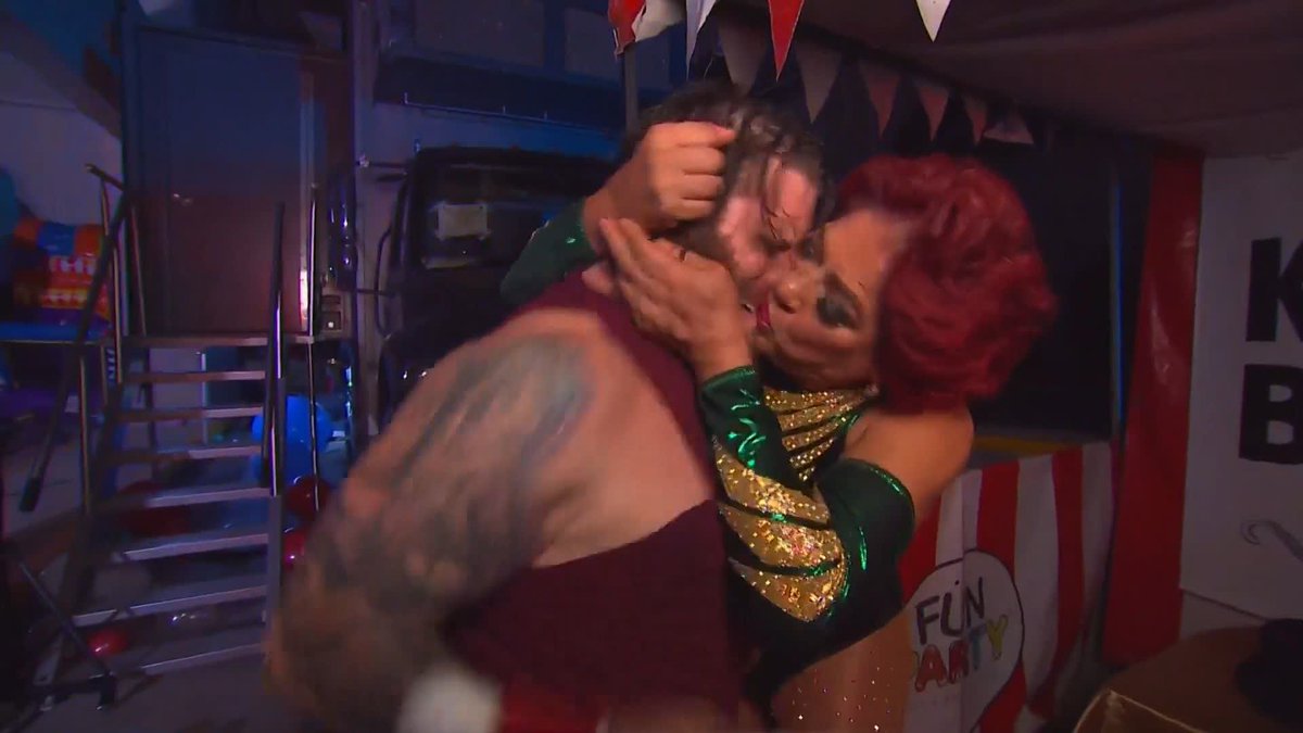 El stand de los besos... de PIMPINELA 😘 EN VIVO #GuerraDeTitanes