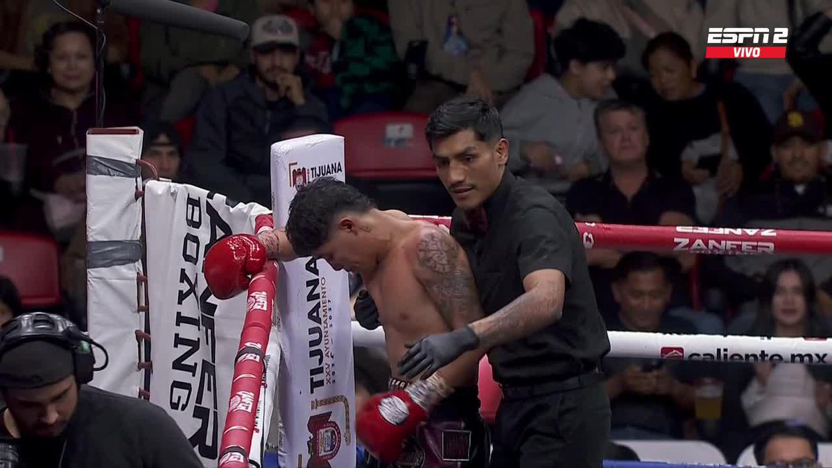 ¡QUÉ DOLOR! Fernando Quiroz conectó tremendo gancho al hígado... Barajas no resistió y sufrió. 🔥🥊 Disfruta de ESPN Knockout por #DisneyPlus Premium