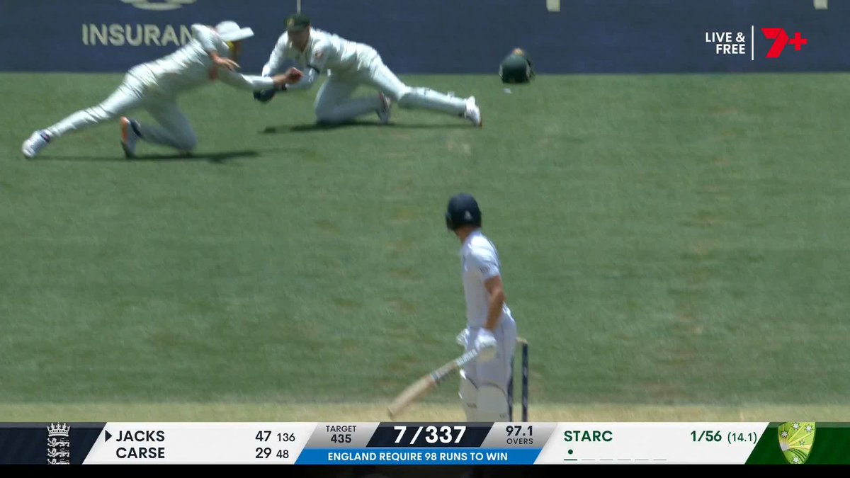 MARNUS DOES IT AGAIN. He takes ANOTHER one-handed blinder in the slips! #Ashes