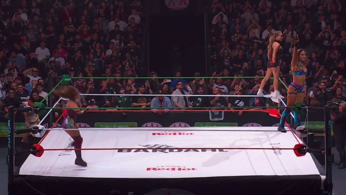 A PERFECT dragon suplex from Faby Apache picks up the win for her team! 👊 Stream Guerra De Titanes here: