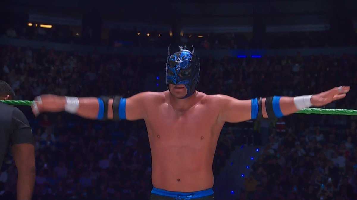 .Dragon Lee just LAUNCHED himself onto the announce table! 🙌 Stream Guerra De Titanes here: