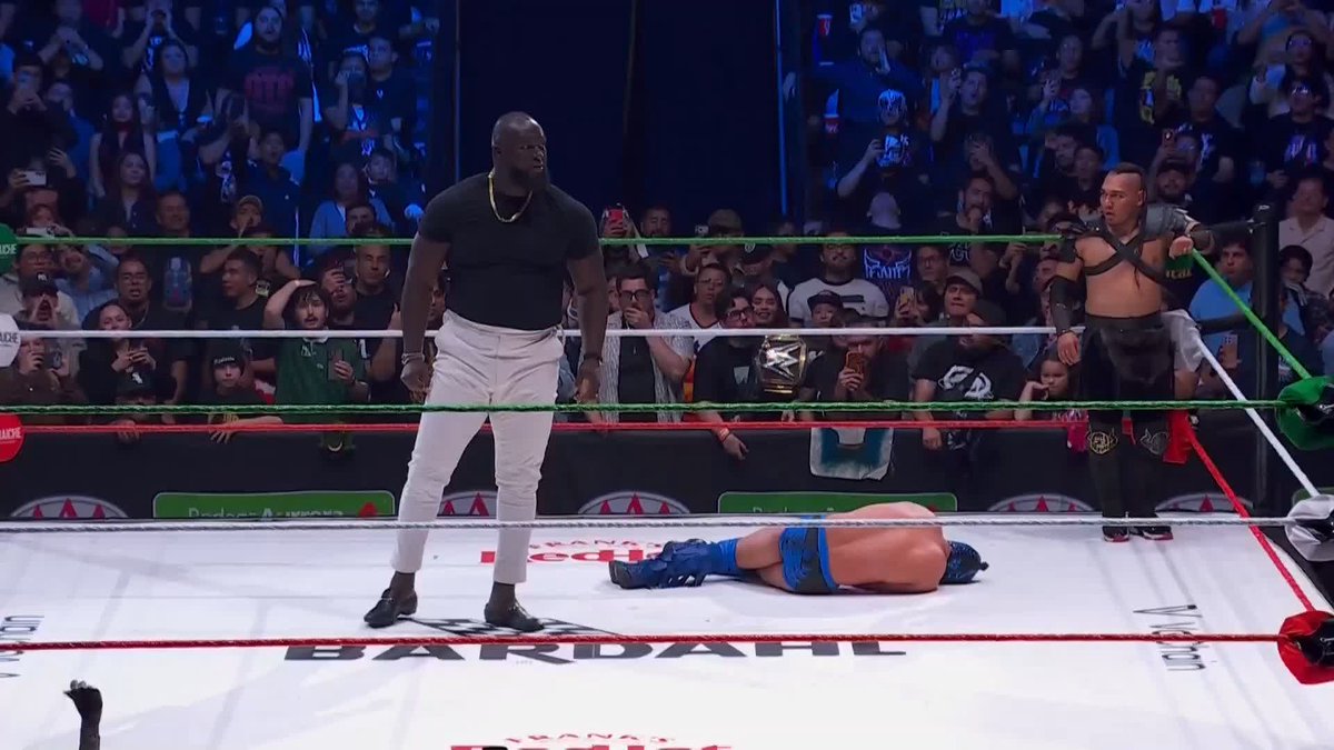 Omos está de regreso y ataca a Dragon Lee 😨 #GuerraDeTitanes