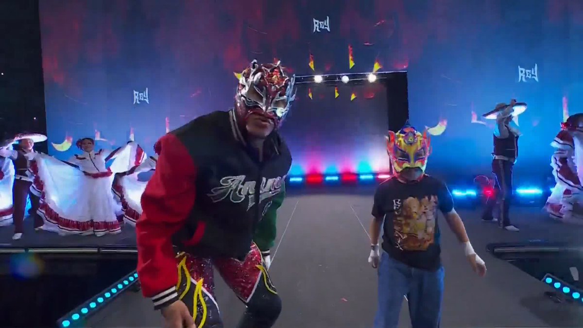 Rey Fénix con una entrada MUY MEXICANA 🇲🇽🔥 en #GuerraDeTitanes