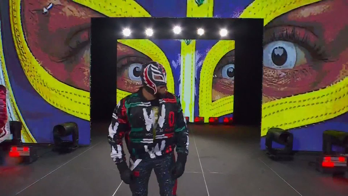 Todos de pie para recibir a REY MYSTERIO en #GuerraDeTitanes 🫡
