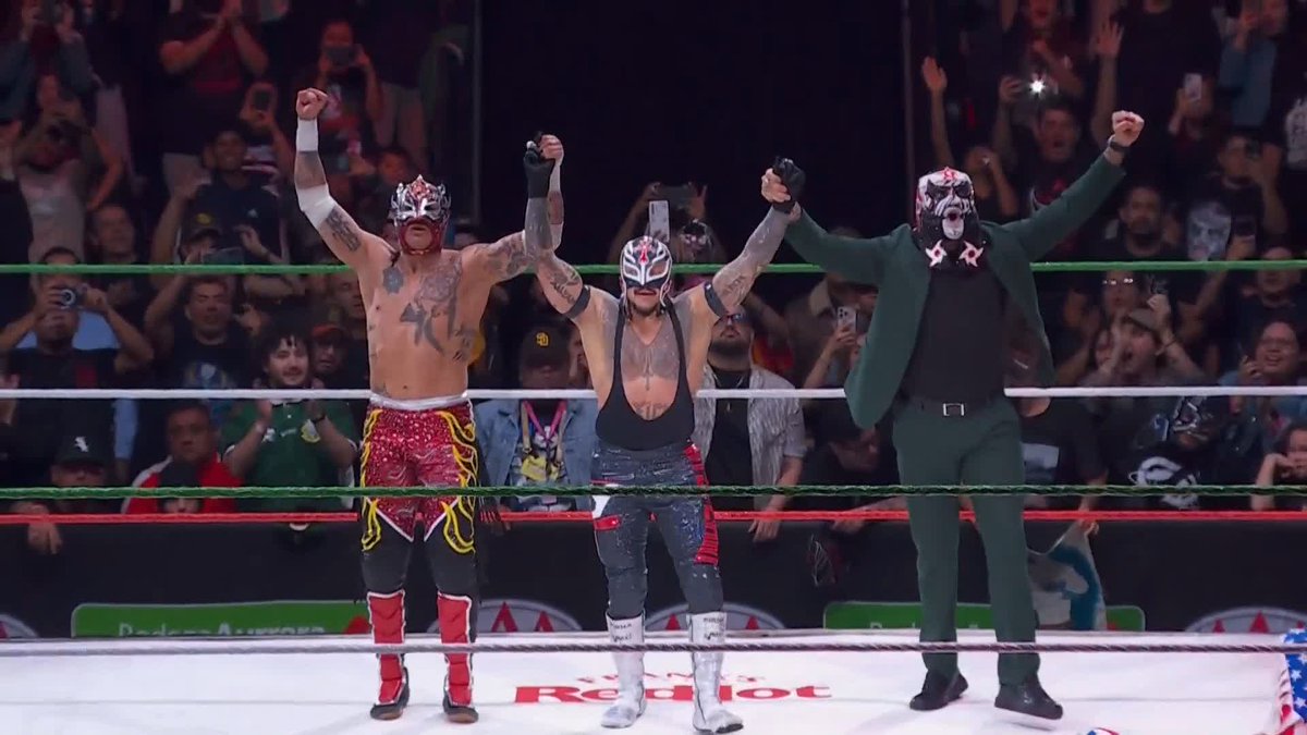 619 🤌 With a little help from PENTA EL ZERO M, ♛Rey Mysterio❔ and REY FENIX WWE GET THE W!