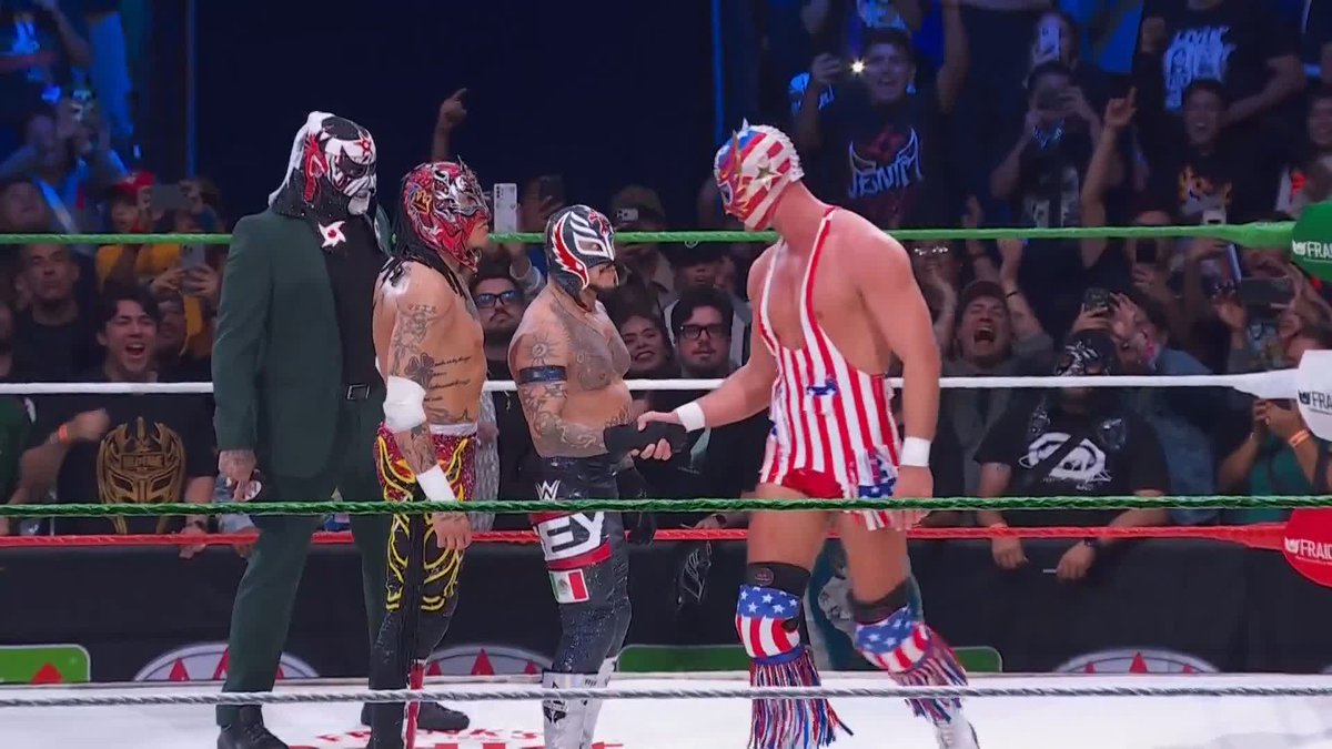 Ni El Grande Americano puede negar el legado de Rey Mysterio 🤝 #GuerraDeTitanes