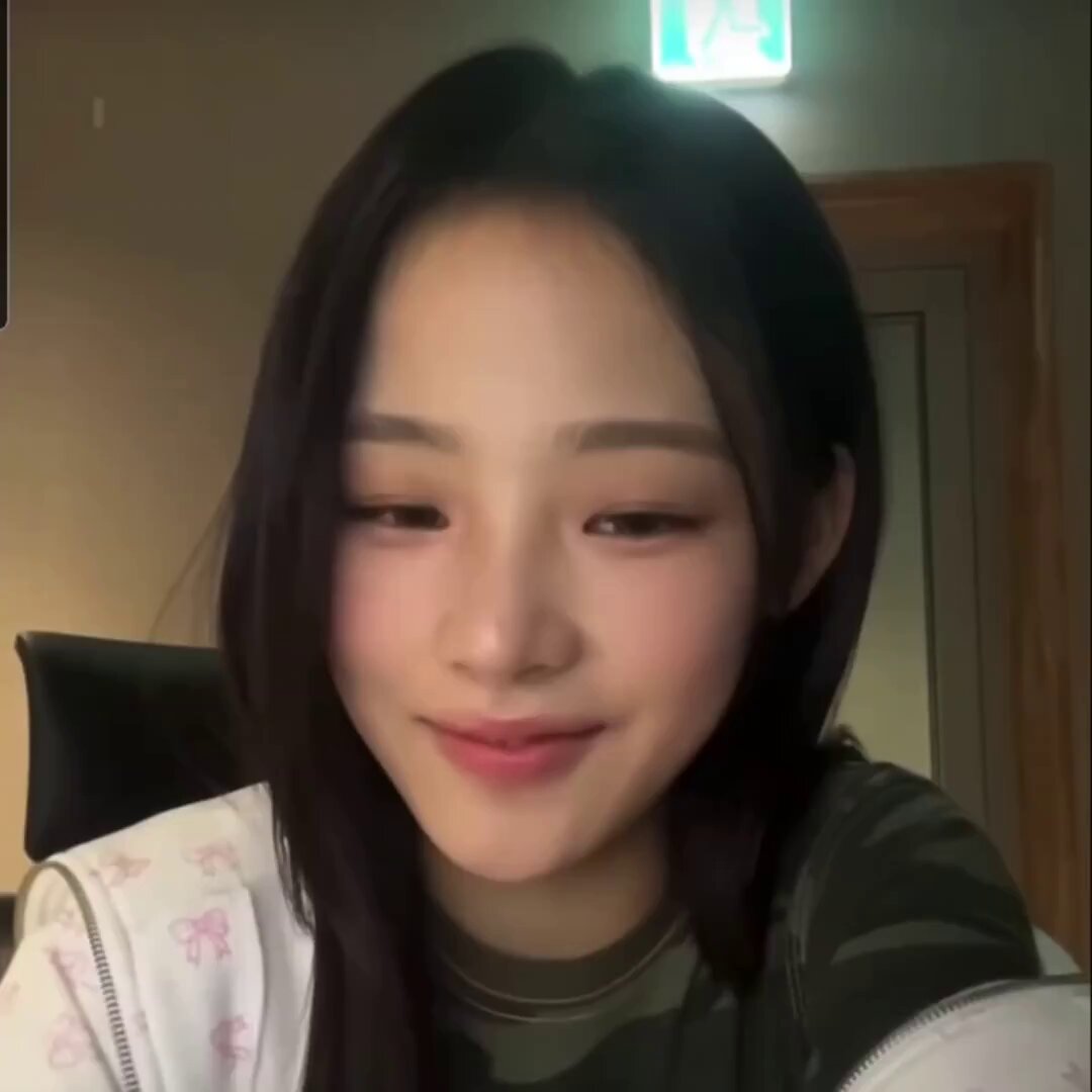 카톡 보고 웃는거 봐.. 리틀걸 막 이러네..