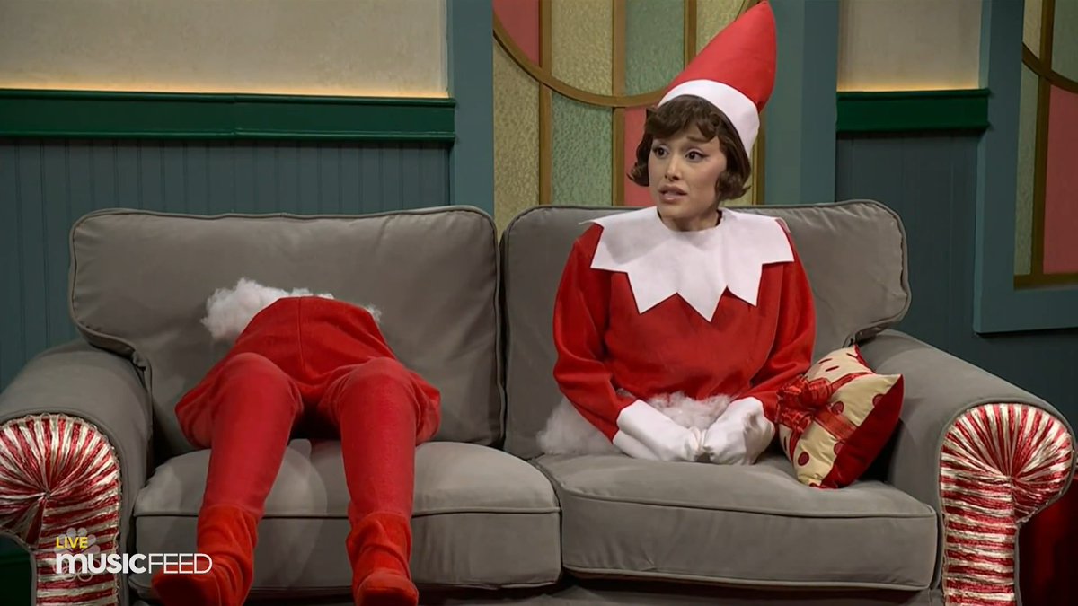 SOCORRO! Ariana Grande interpretando uma duende de natal em grupo de terapia.