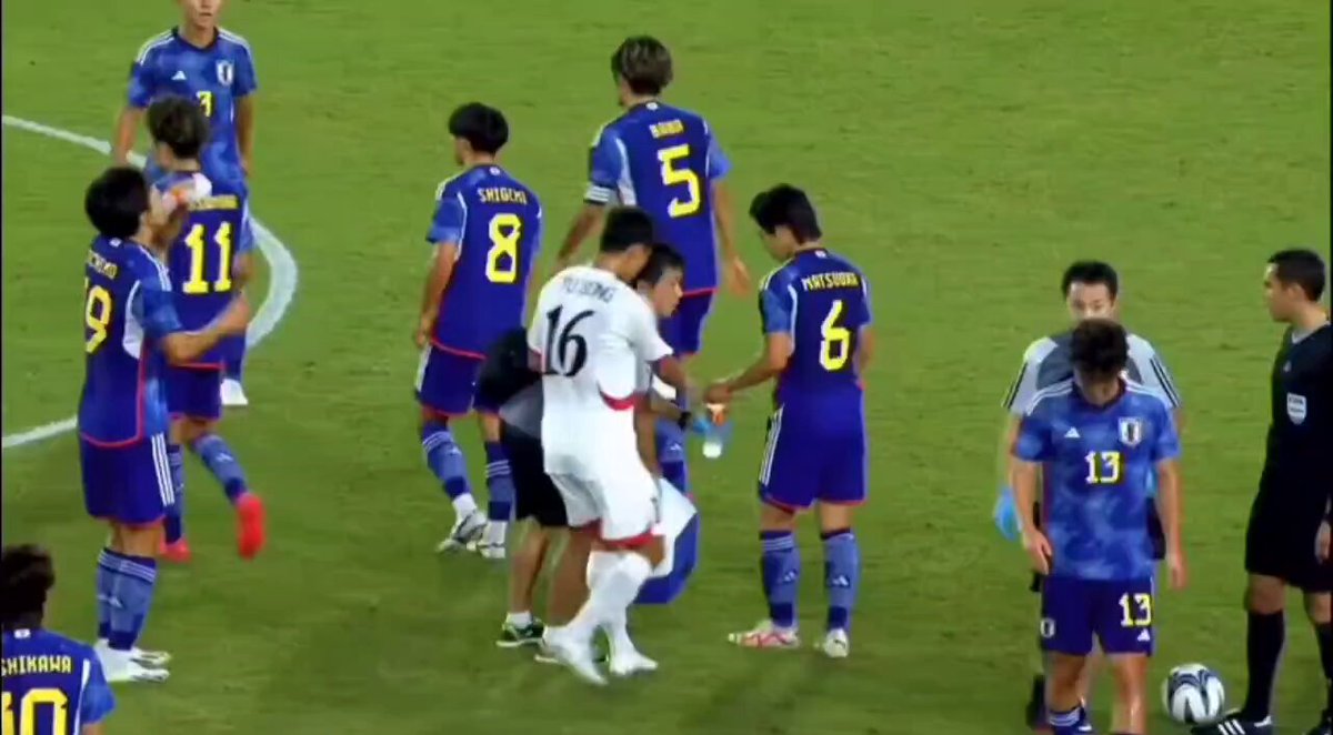 日本のトレーナーから暴力で水を奪う北朝鮮選手😱
