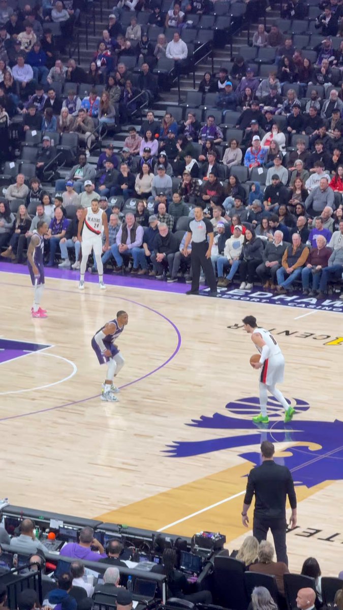 Holy Shadeon Sharpe almost jumped over Russell Westbrook🤯