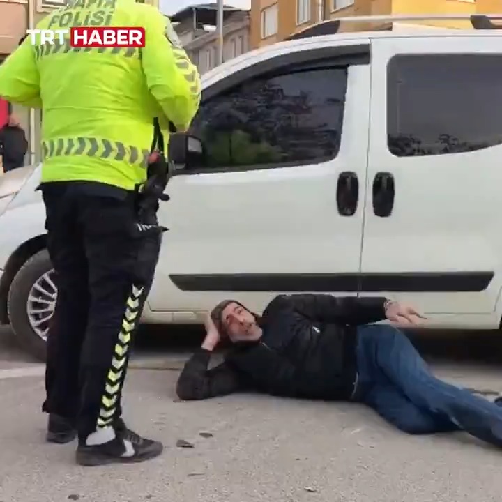 Bursa'da hastaneden taburcu edilen vatandaşa 5 dakika içinde araba çarptı.