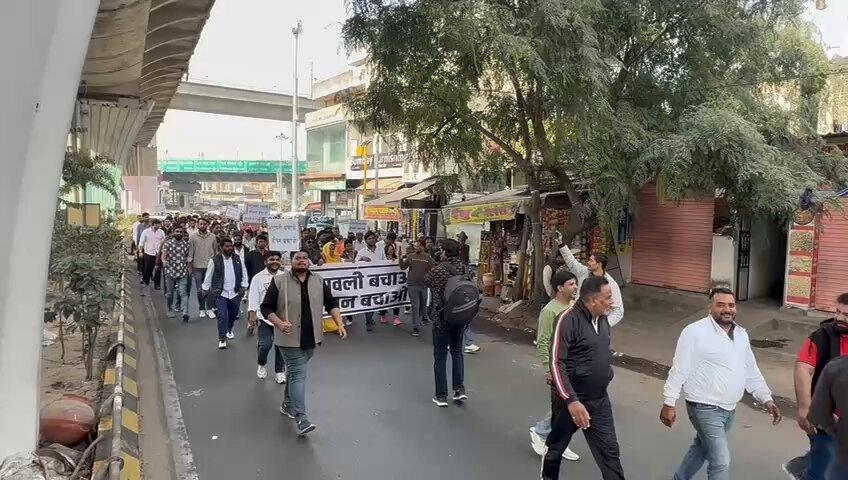 अरावली को लेकर कांग्रेस ने अब मोर्चा खोल दिया है... आज जयपुर की सड़कों पर कांग्रेस ने निकाला पैदल मार्च...