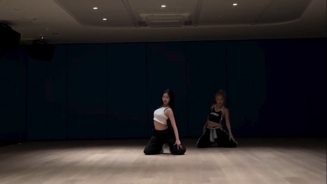 DAHYUN CRAZY IN LOVE DANCE COVER OH MY GOD??