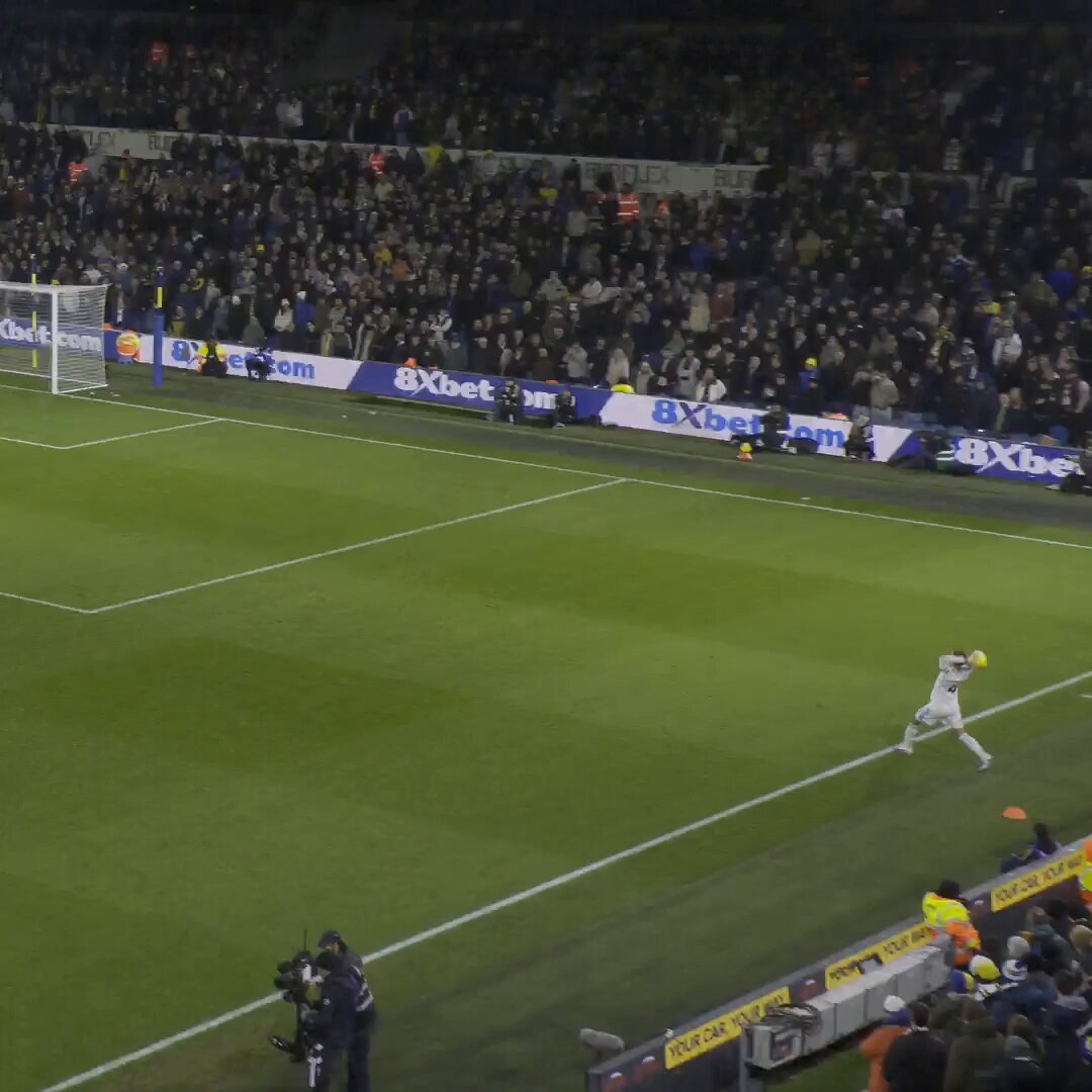 ⚪️🎯 Leeds utilising the long throw against Crystal Palace! Calvert-Lewin has 6 goals in his last 5 games for Leeds. 💥