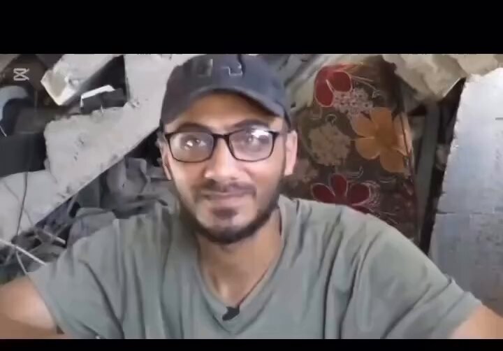 الشهيد خالد أكرم أبو عودة "أبو أكرم" بطلٌ من أبطال الأرض، أحد الذين فارقونا تحت تراب بيت حانون، لكنهم لم يرحلوا عن قلوب أبنائهم. مقاتلٌ شرس، يقف وخلفه العدو، وأمام كاميرا هاتف يخلع الحرب لحظة، ويعود أبًا… طفلًا، يواسي صغاره بضحكة ستبقى أطول من العمر. الأصعب أنه، وقبل رحيله الأبدي، ترك لهم وصيّته في فيديو قصير، لم يكن وداعًا؛ بل زادًا يكفي ليكبروا واقفين. سلمى ستكبر، وستقول لإخوتها بفخر: كنتُ وصيّة أبي، ونلتُ منه طمأنينة لا تنتهي. فهل رأيتم مثل رجالنا؟! وهل يُهزم وطن بهذا القدر من الآباء؟!