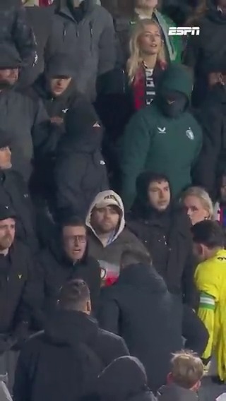 'Gรชnante vertoning' tussen Robin van Persie en Feyenoord-fans na bekerduel in De Kuip: "Met name die mensen die op de tribune een hoofdtrainer als een soort hond staan uit te kafferen"