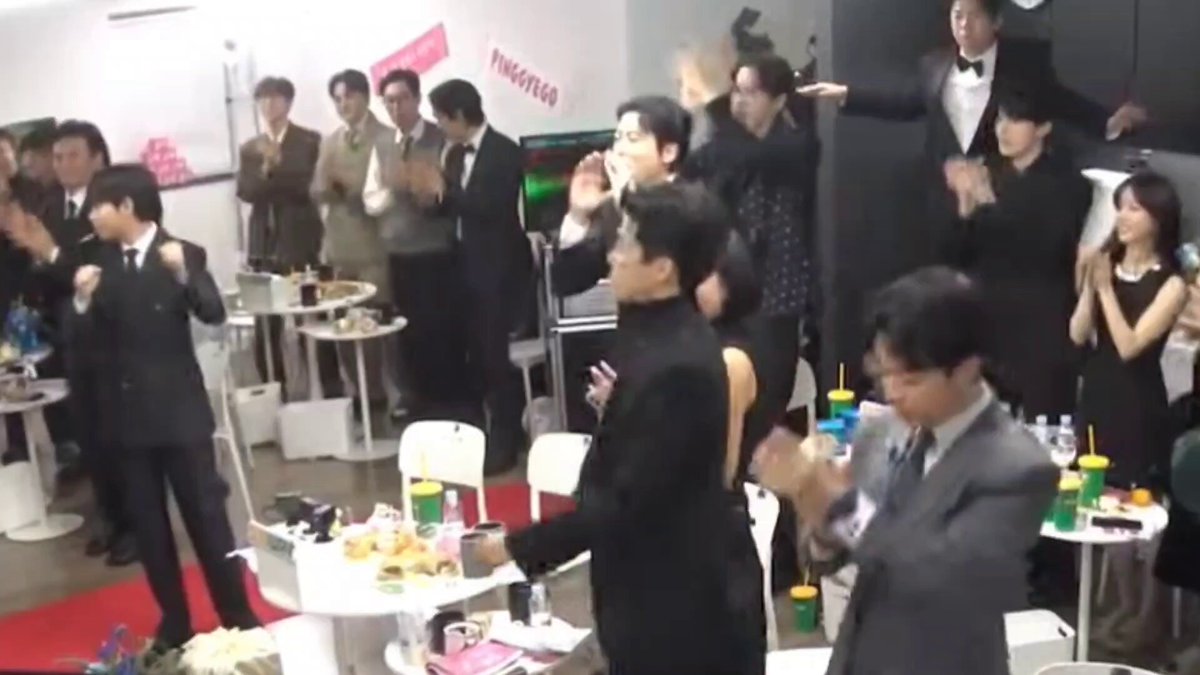 이광수 주우재님 더깊이빠져죽어도되니까다시한번만돌아와줄래에서 입 떡벌리고 가슴에 손 올린 채로 동기화됨 아 사람사는거다똑같다