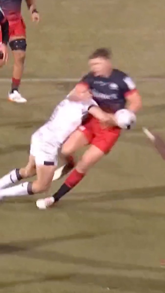 A bruising battle between fly-halves 💪 Harvey Skinner fired his shot against Owen Farrell 😯