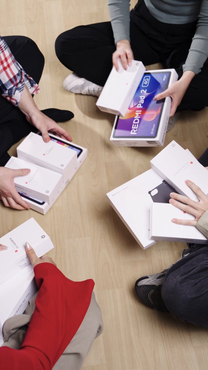 Tech nerds’ Gift Exchange! From phones to scooters, this gift exchange is going full swing. 🎁📱➡️🛴 #TechGifts #ChristmasUpgrade #Xiaomi #giftexchange