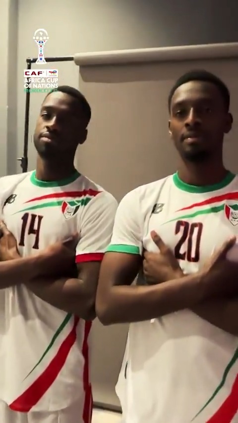 Imagine lining up at #TotalEnergiesAFCON2025 next to your twin. 🇸🇩 These are Mamouns living the dream. ✨ #WeLiveDifferent