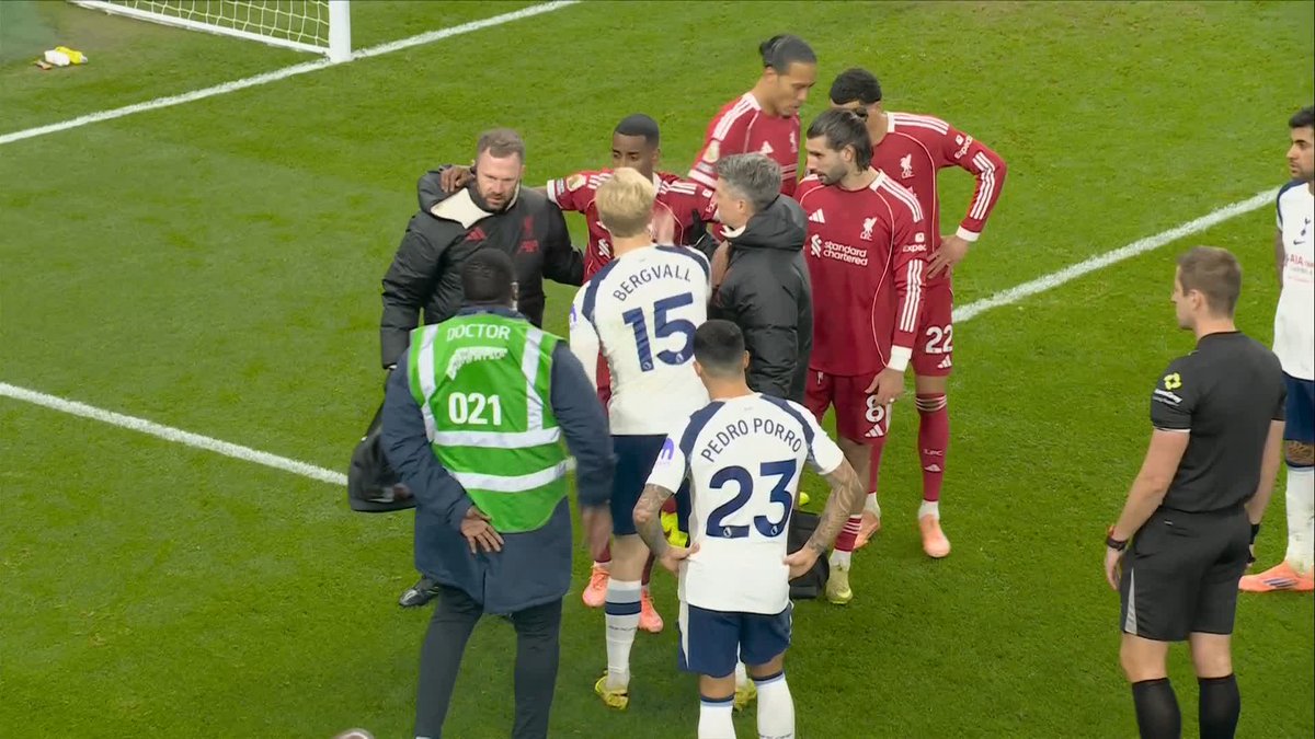 BREAKING: Sky Sports News understands there is concern around the extent of the damage to Alexander Isak's lower leg, and it's feared there is a significant injury 🚨