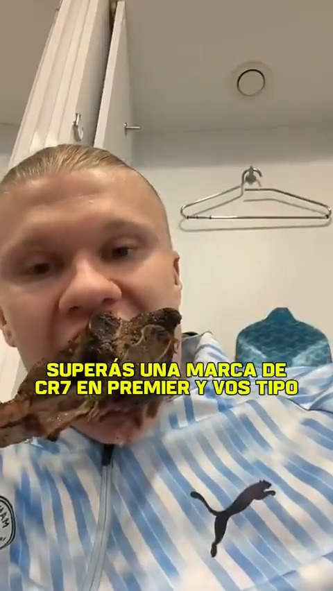 ¡SE ALIMENTA EL ANDROIDE! Tras el doblete vs. West Ham (también dio una asistencia), con el que superó en goles a Cristiano Ronaldo en Premier League, Haaland se comió un trozo de carne en el vestuario 🥩🤖