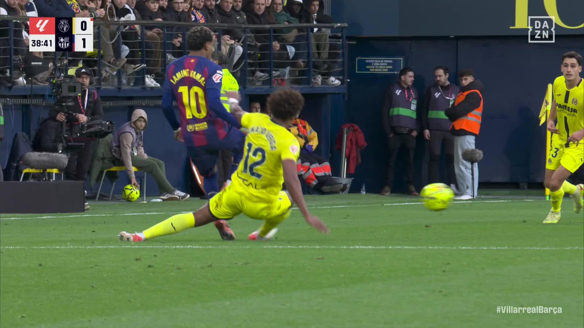 🟥 Esta ha sido la acción por la que Alberola Rojas expulsa a Renato Veiga. Qué facil es dejar a un rival de Barça o Madrid con uno menos. Es vergonzoso. Se acabó el partido.
