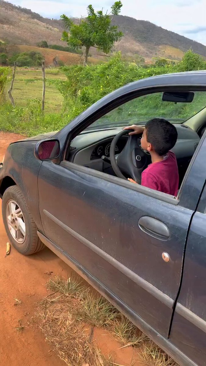 🇧🇷 Brasil l Pai ensina menino de 8 anos a dirigir e divide opiniões