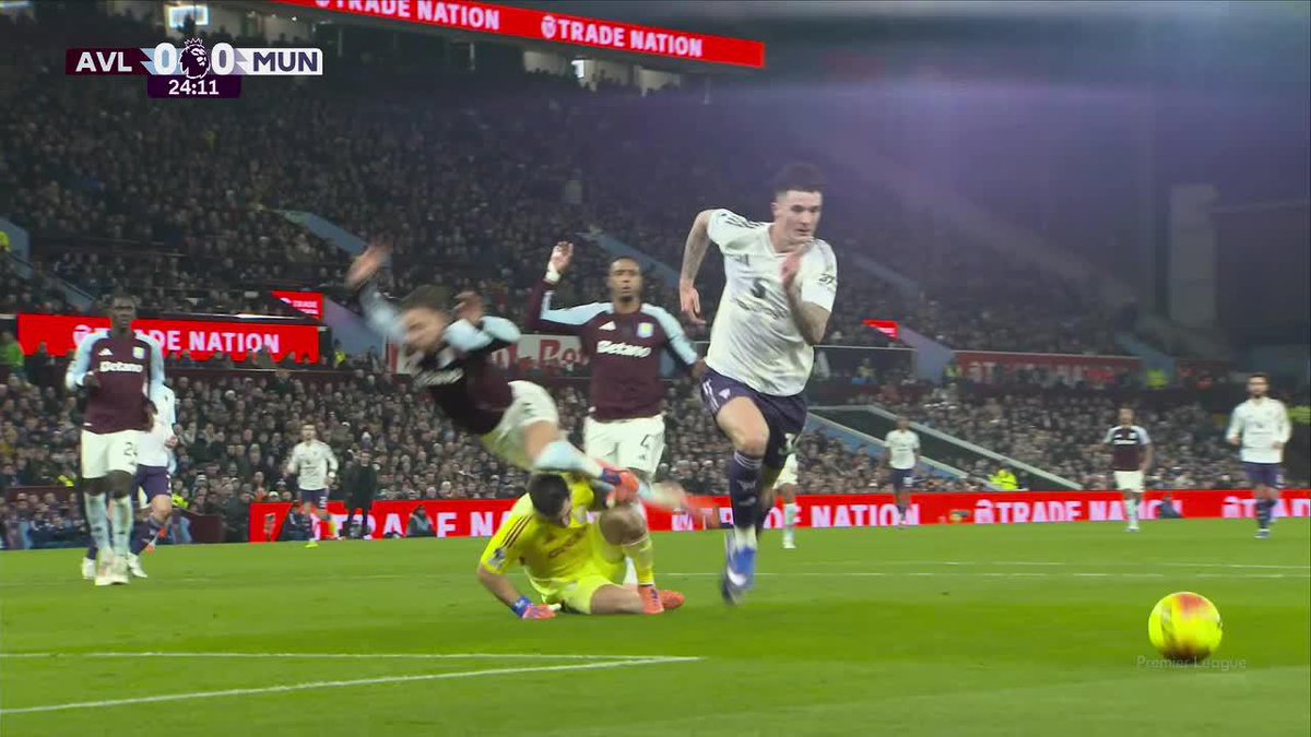 ¡QUE DOLOR! Fuerte choque entre Emiliano Martínez y Cash en el duelo ante el United. 📺 Mirá la Premier League por #DisneyPlus Plan Premium