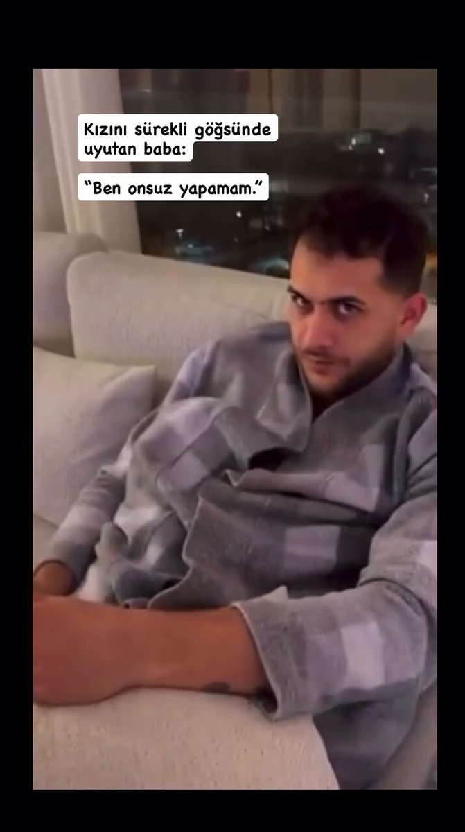 "Kızım olmadan uyuyamam" diyerek bebeğini koynunda yatıran babanın eşiyle olan sevimli diyaloğu.